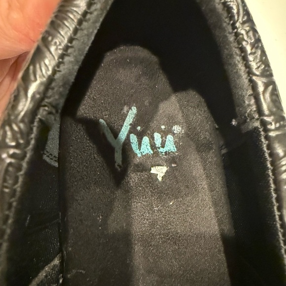 YUU Bethanee Womens Clogs Black Embossed Paisley Size 8.5 - Picture 6 of 6